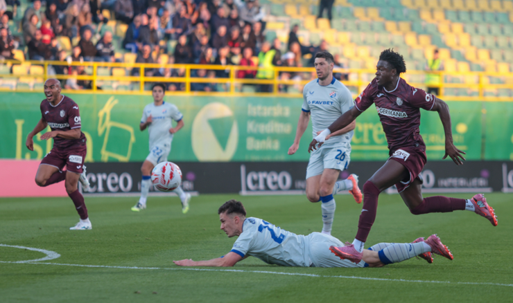 Lawal postiže pogodak Dinamu