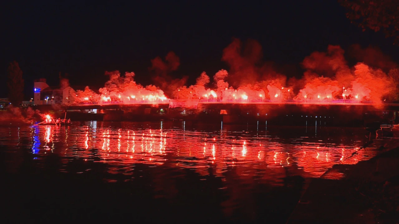 Baklje su obasjale Krčki most , Foto: Dnevnik/HRT