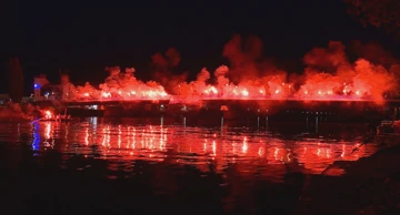 Baklje su obasjale Krčki most 