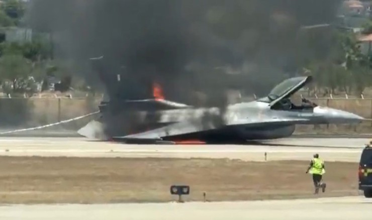 Grčki F-16 prisilno sletio u zračnu luku na Zakintosu zbog požara