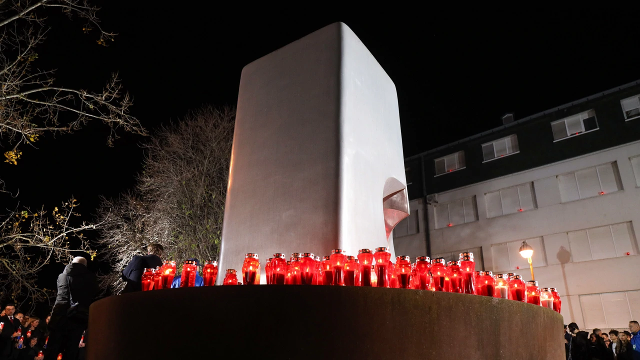 Paljenjem svijeća i molitvom ispred Memorijalne bolnice "Dr. Juraj Njavro" obilježen je Dan sjećanja na žrtvu Vukovara , Foto: Mia Slafhauzer/PIXSELL