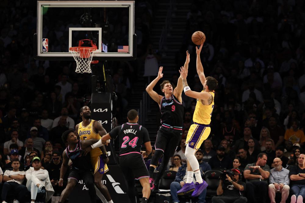 2026 03 20t041333z 1004297343 mt1usatoday28544609 rtrmadp 3 nba los angeles lakers at miami heat 20260320074243