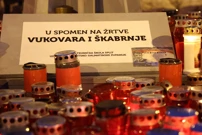 Split: Odana počast svim žrtvama Vukovara kraj spomenika „I u mom gradu Vukovar svijetli“ , Foto: Ivana Ivanovic/PIXSELL