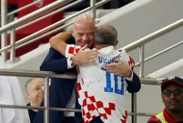 Zagrljaj Giannija Infantina, predsjednika FIFA-e i hrvatskog navijača, Foto: Lee Smith/REUTERS