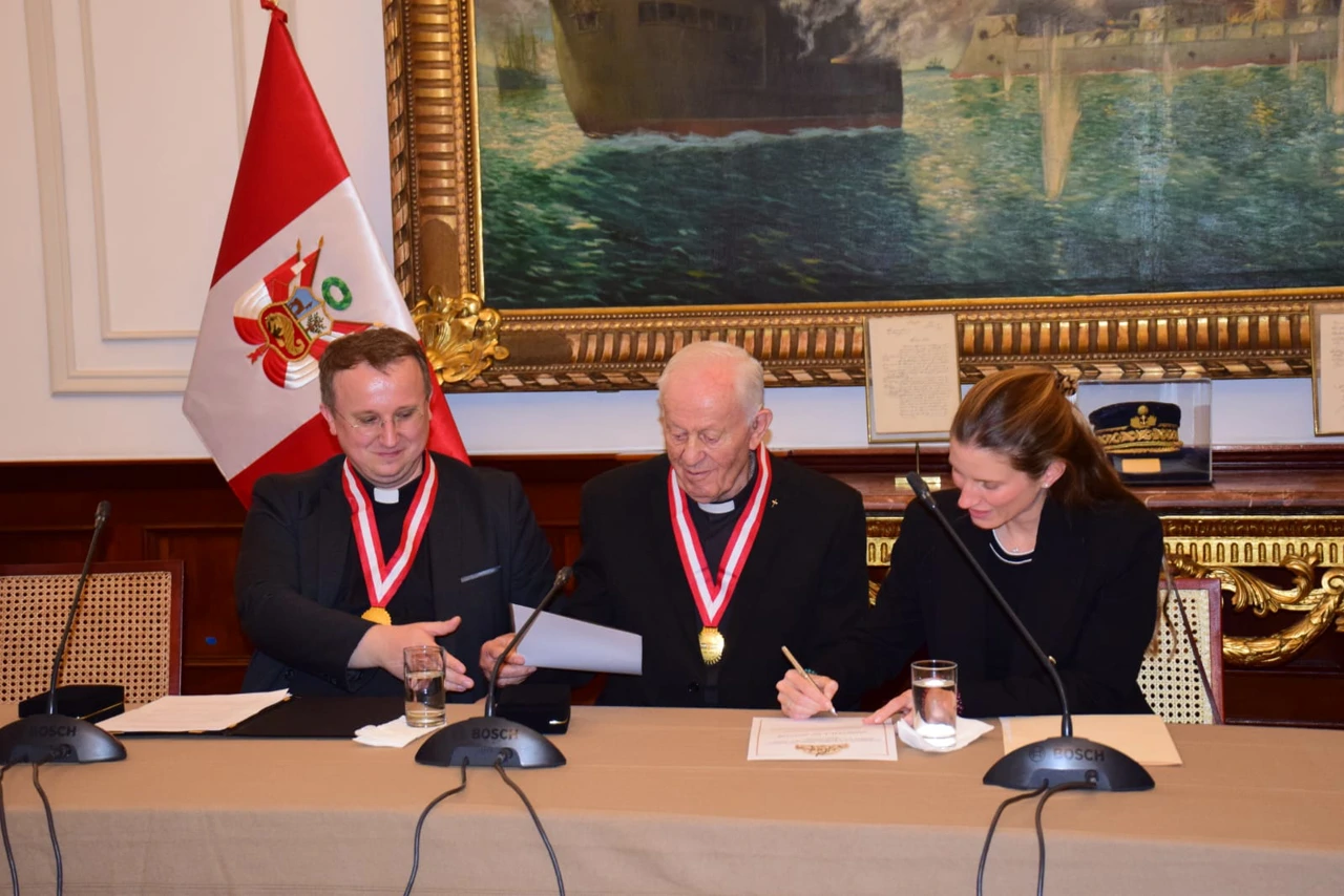 P. Marko Jukić, Mnsr. Drago Balvanović, Adriana Tudela, Foto: Asociación Croata Dubrovnik / Hrvatska udruga Dubrovnik //
