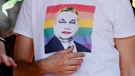 Orban na majici sudionika povorke