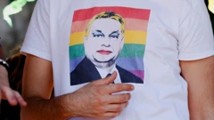 Orban na majici sudionika povorke