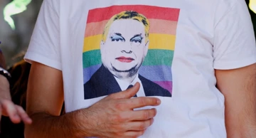 Orban na majici sudionika povorke