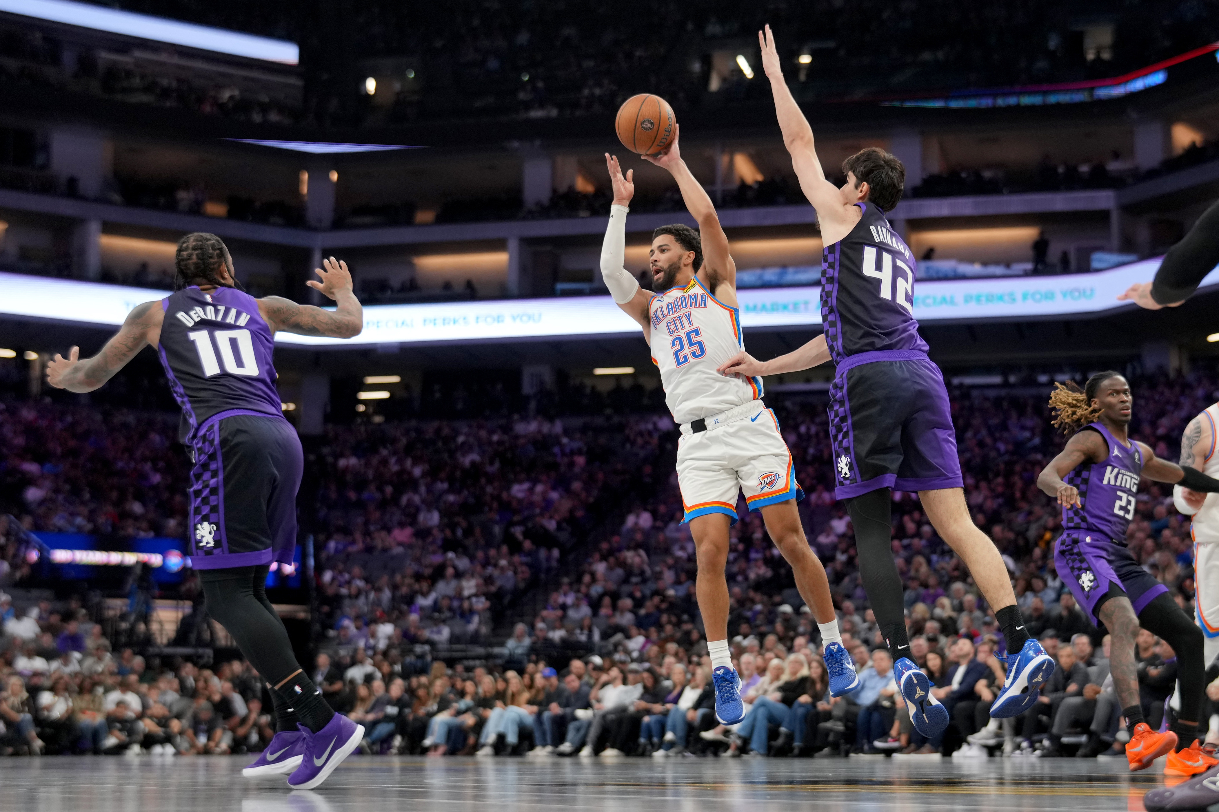 2025 11 08t054907z 755785021 mt1usatoday27532666 rtrmadp 3 nba oklahoma city thunder at sacramento kings 20251108081522