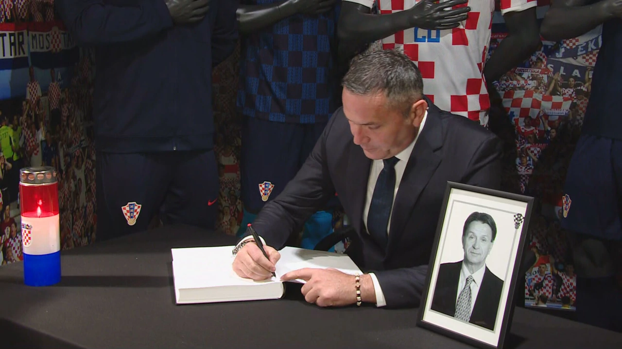 Marijan Kustić se upisuje u knjigu žalosti, Foto: Dnevnik/HRT