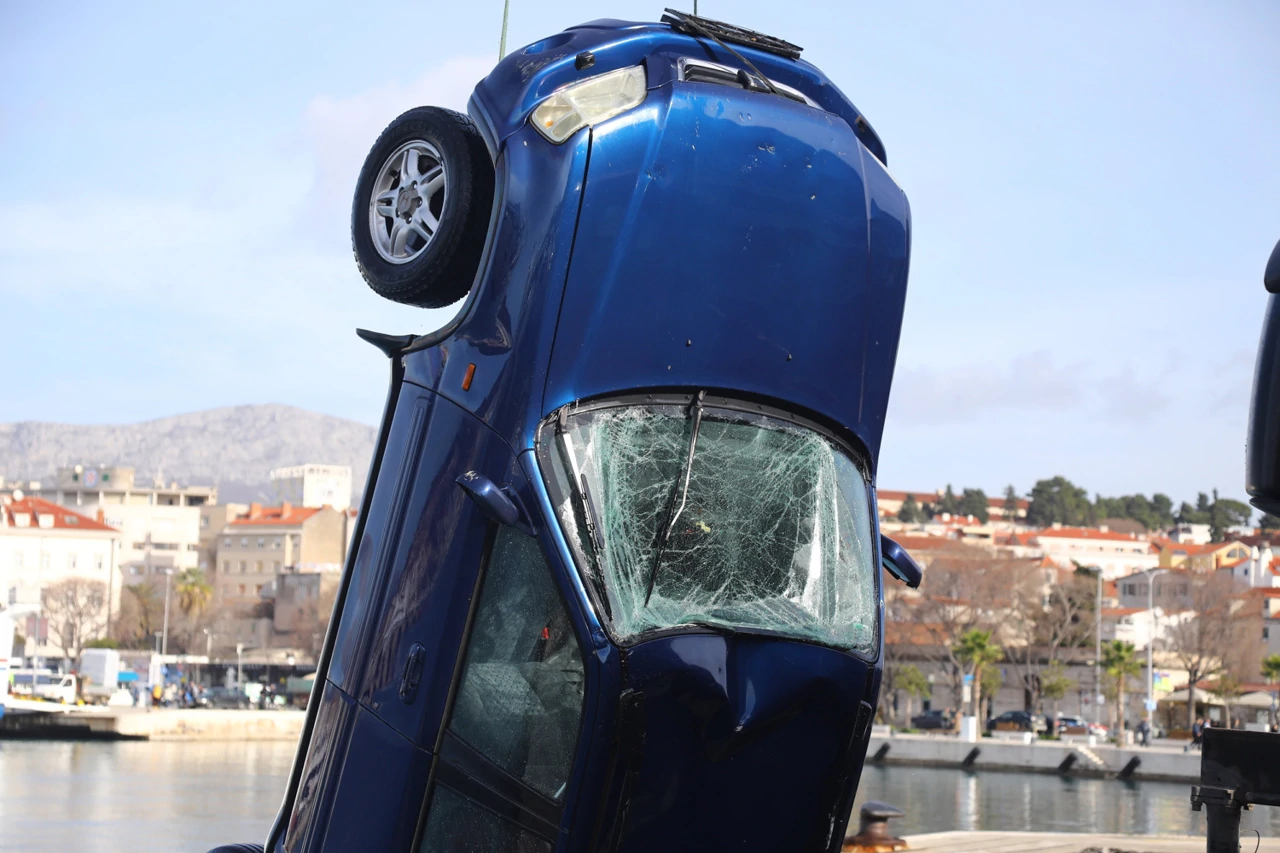 Izvlačenje automobila, Foto: Duje Klaric/CROPIX
