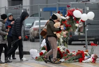 Ožalošćeni Moskovljani donose cvijeće na mjesto terorističkog napada, Foto: Maxim Shemetov/Reuters