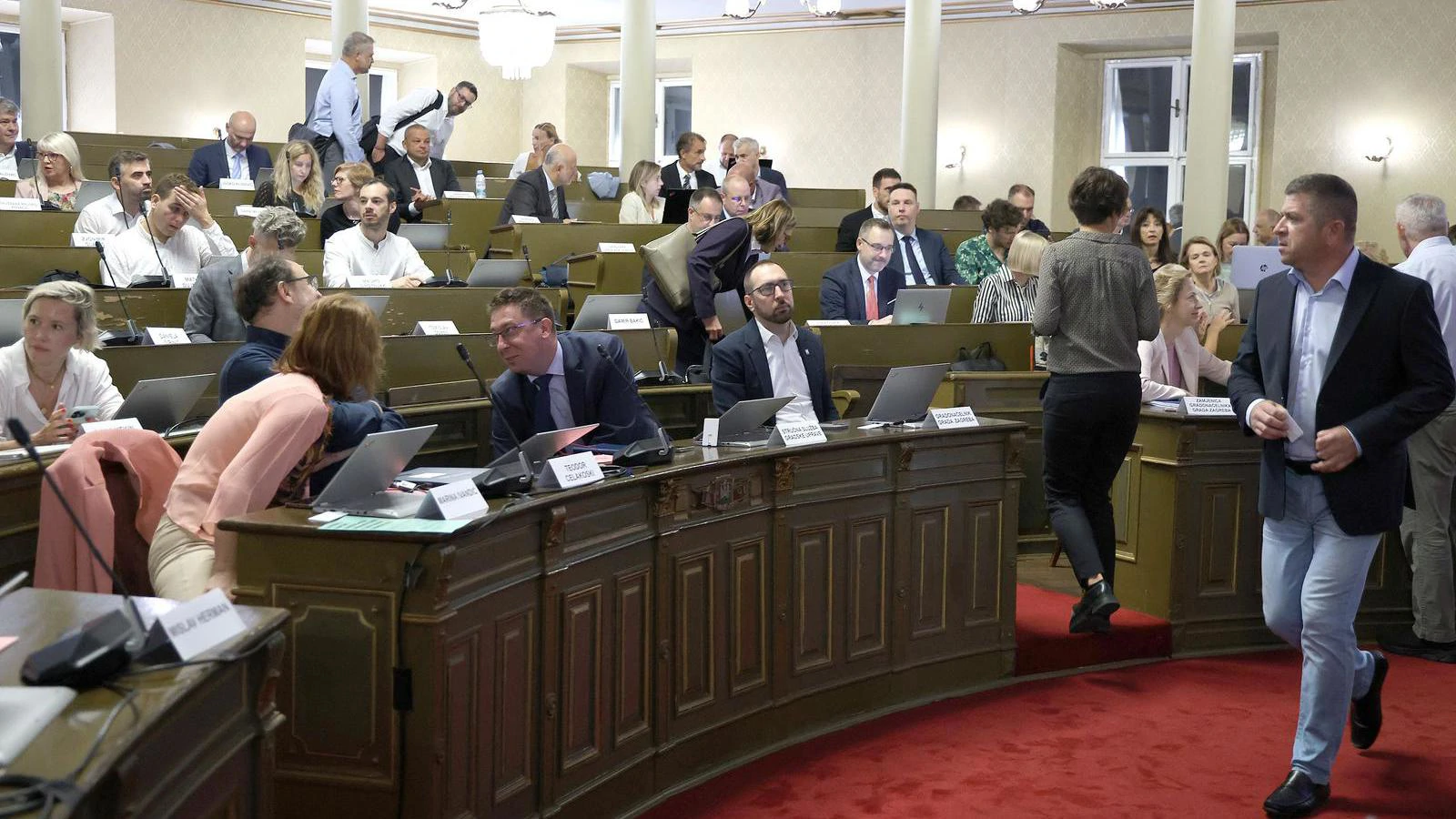 Zagrebačka skupština uvrstila prijedlog zaključka o zabrani pokliča "ZDS"