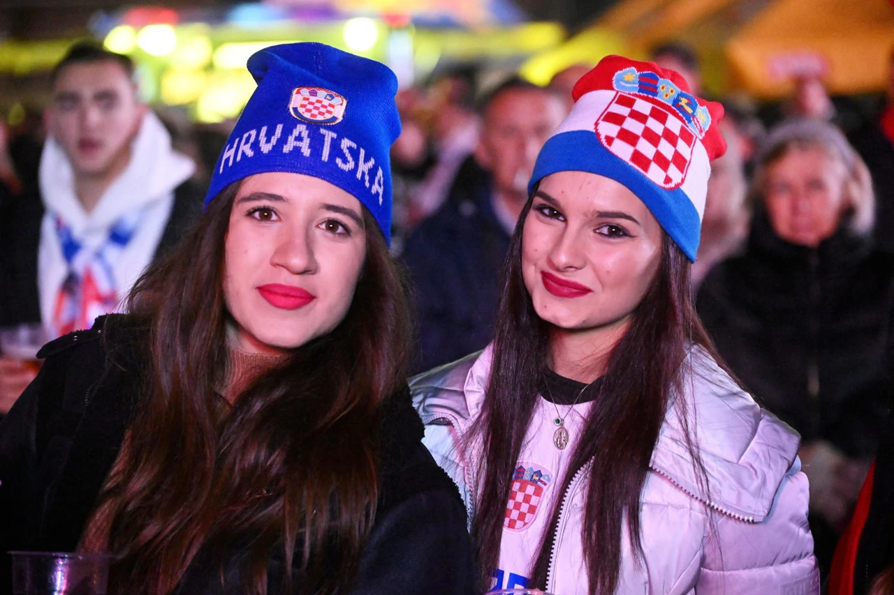 Navijačice u fan zoni, Foto: Goran Mehkek/CROPIX