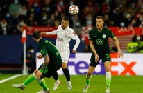 Papu Gomez, Wout Weghorst i Yannick Gerhardt , Foto: Marcelo Del Pozo/REUTERS