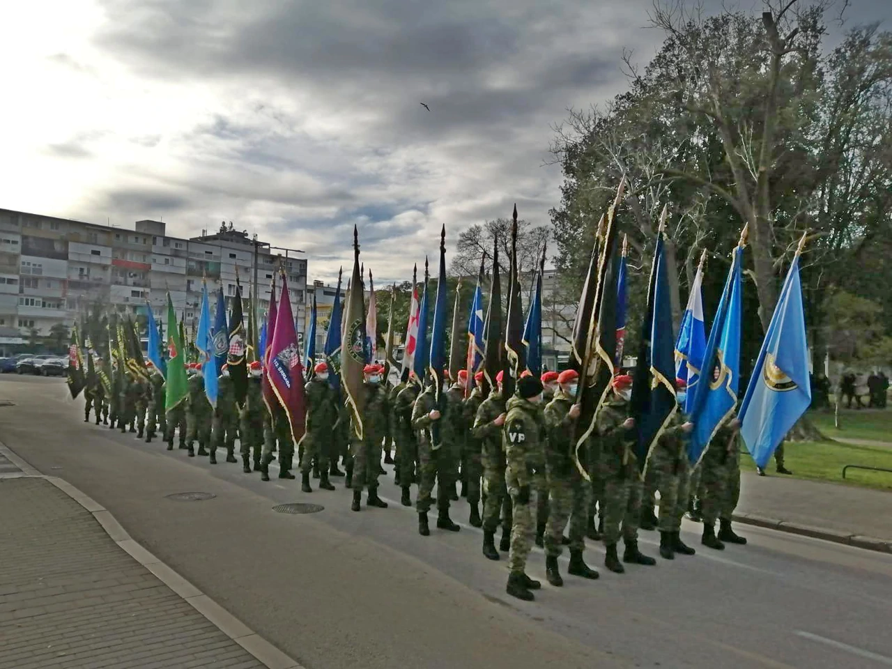 Mimohod zastava ratnih postrojbi iz Maslenice, Foto: Vladimir Šetka/Radio Zadar