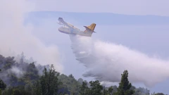 Kanader gasi požar u Tučepima