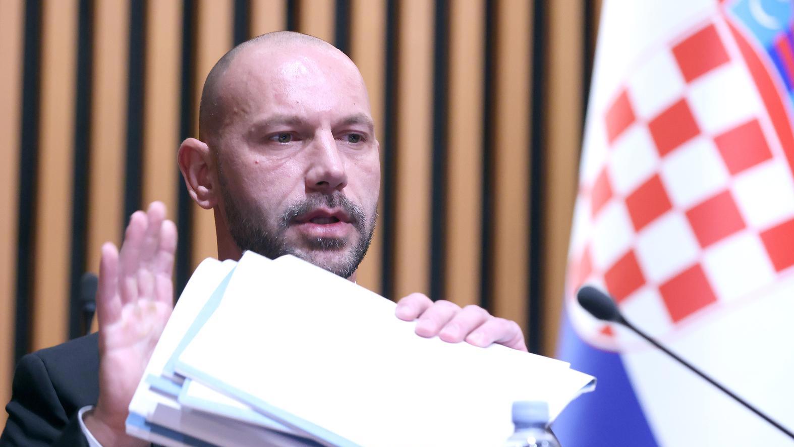 pxl 231025 140629247 20260415074340