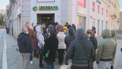 Građani ispred poslovnice Sberbanka