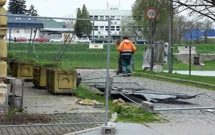 Sisak: Jak vjetar srušio zaštitnu ogradu postavljenu pokraj Tuškanove kuće, Foto: Nikola Cutuk/PIXSELL