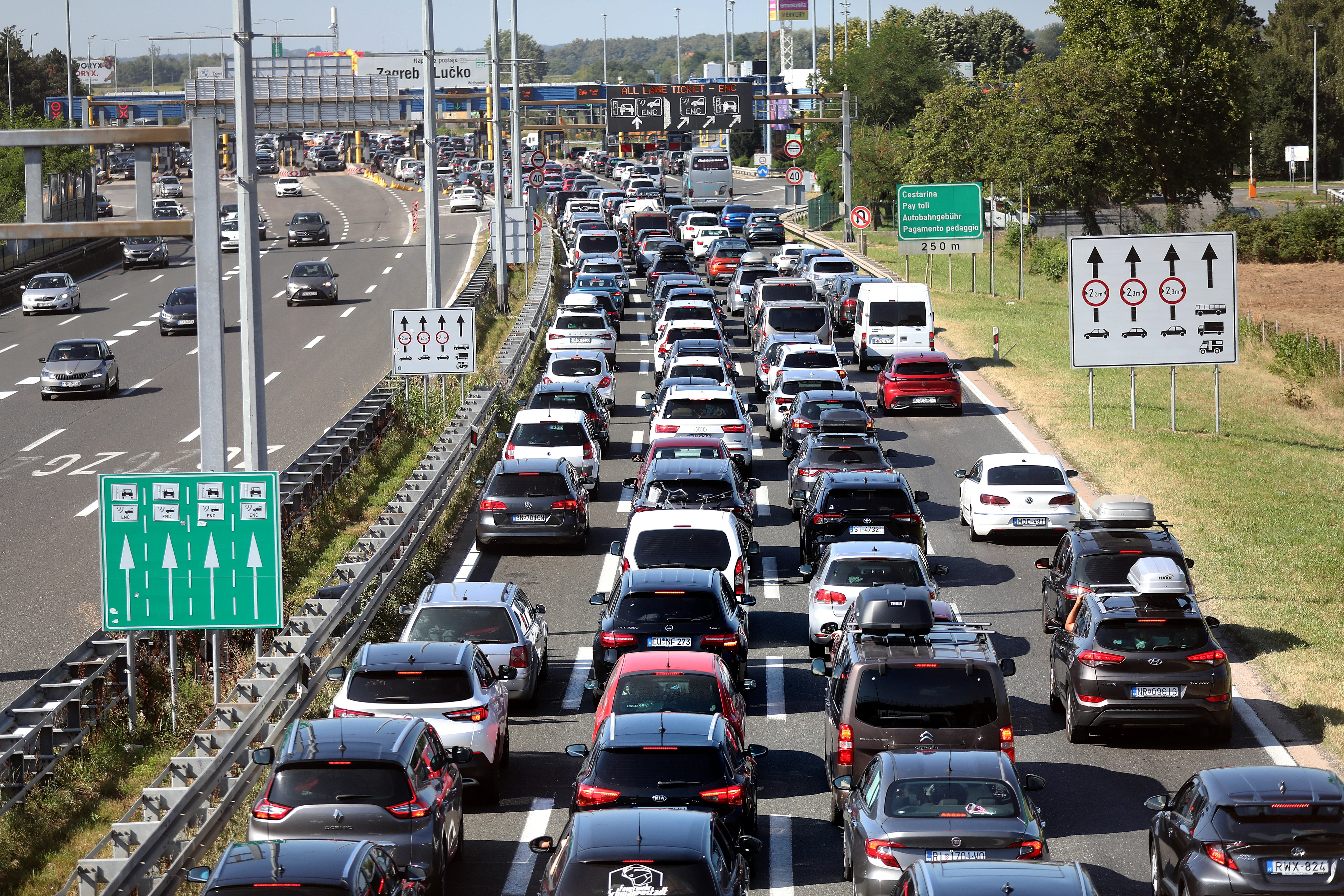 Udarni turistički vikend, vozi se u kilometarskim kolonama