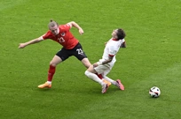 Wimmer prekršajem zaustavlja Zalewskog, Foto: Fabian Bimmer/REUTERS