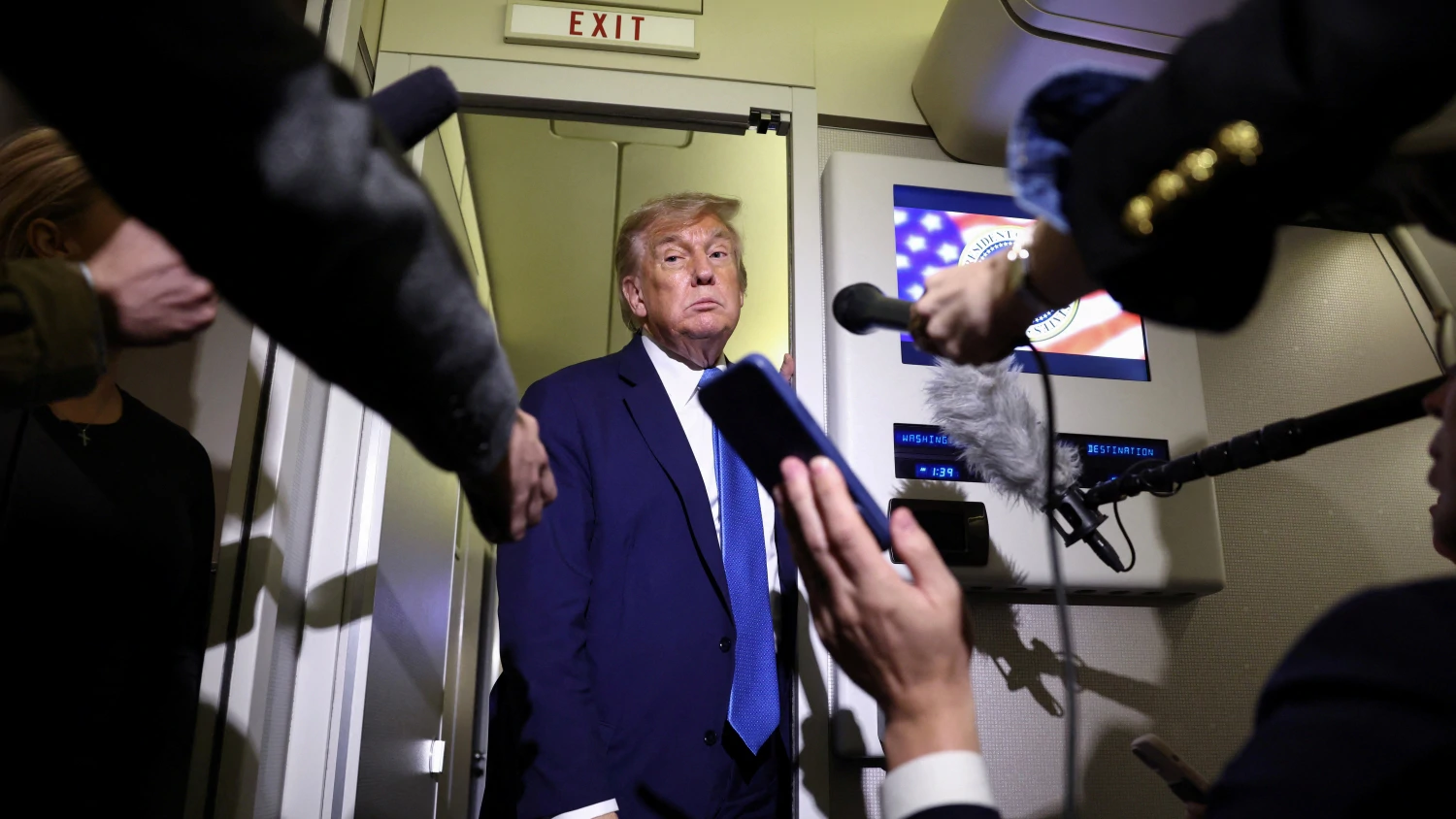 Trump razgovara s novinarima u zrakoplovu Air Force One na putu natrag u Washington