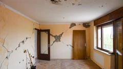 Oštećena kuća u Petrinji