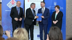 Uručeni ugovori 'odmor od skrbi'