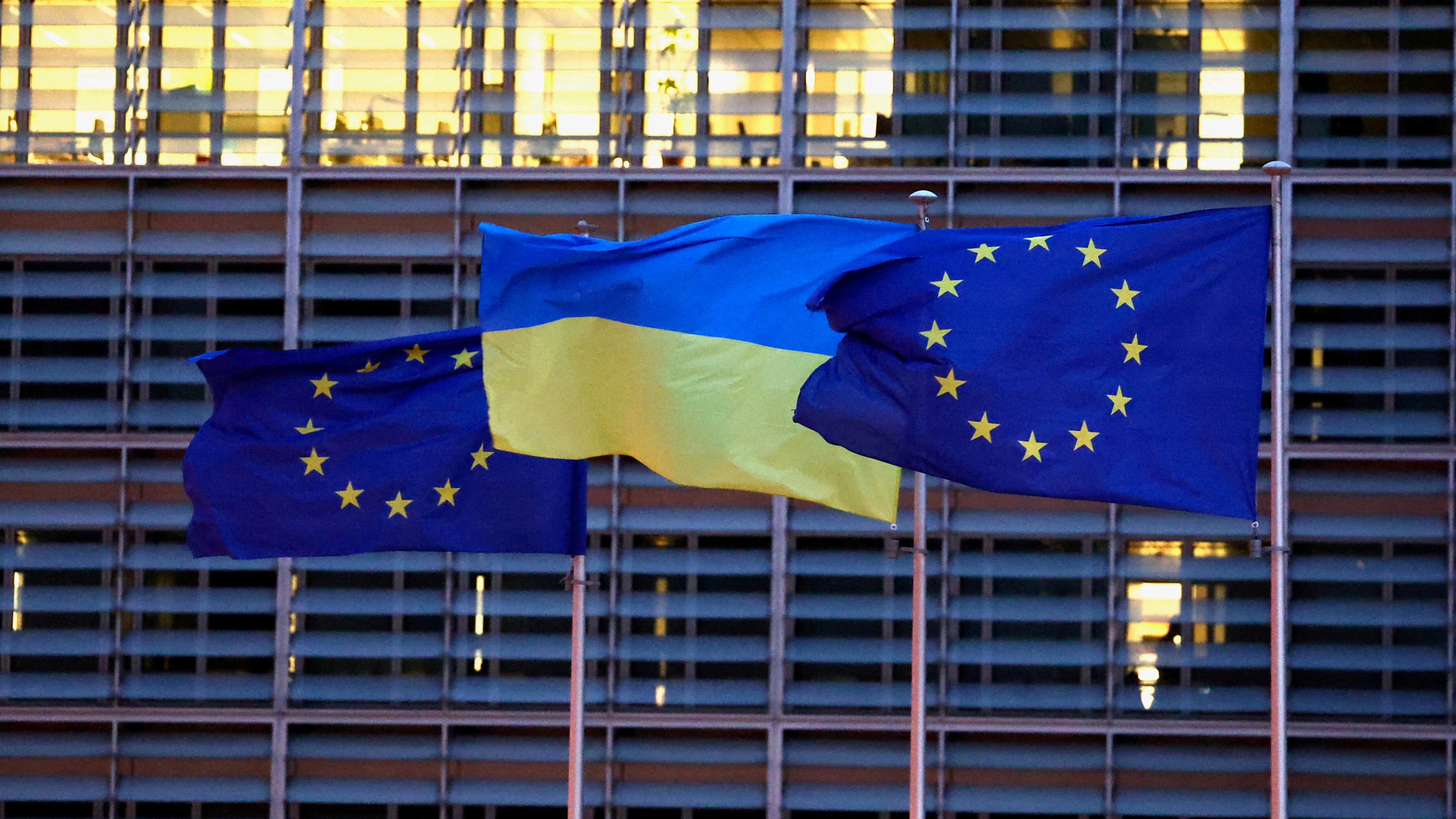 EU će također uvesti dodatne sankcije Rusiji, ciljajući na 2.400 pojedinaca uključenih u sukob, dodao je Barrot