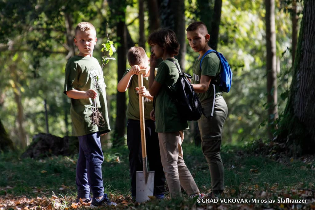 Vukovarski osnovnoškolci pošumljavaju park šumu Adica