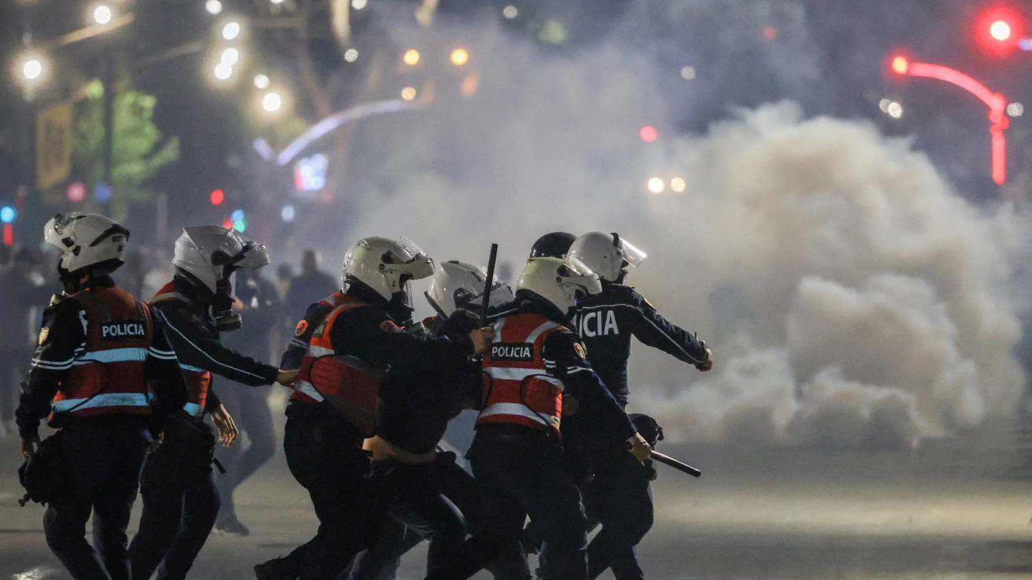 Tisuće na ulicama Tirane: Policija vodenim topovima rastjerala prosvjednike