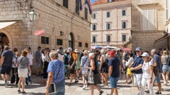 Velik broj turista u gradskim jezgrama
