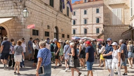 Velik broj turista u gradskim jezgrama
