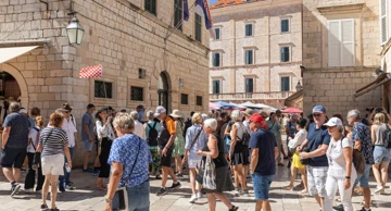 Velik broj turista u gradskim jezgrama