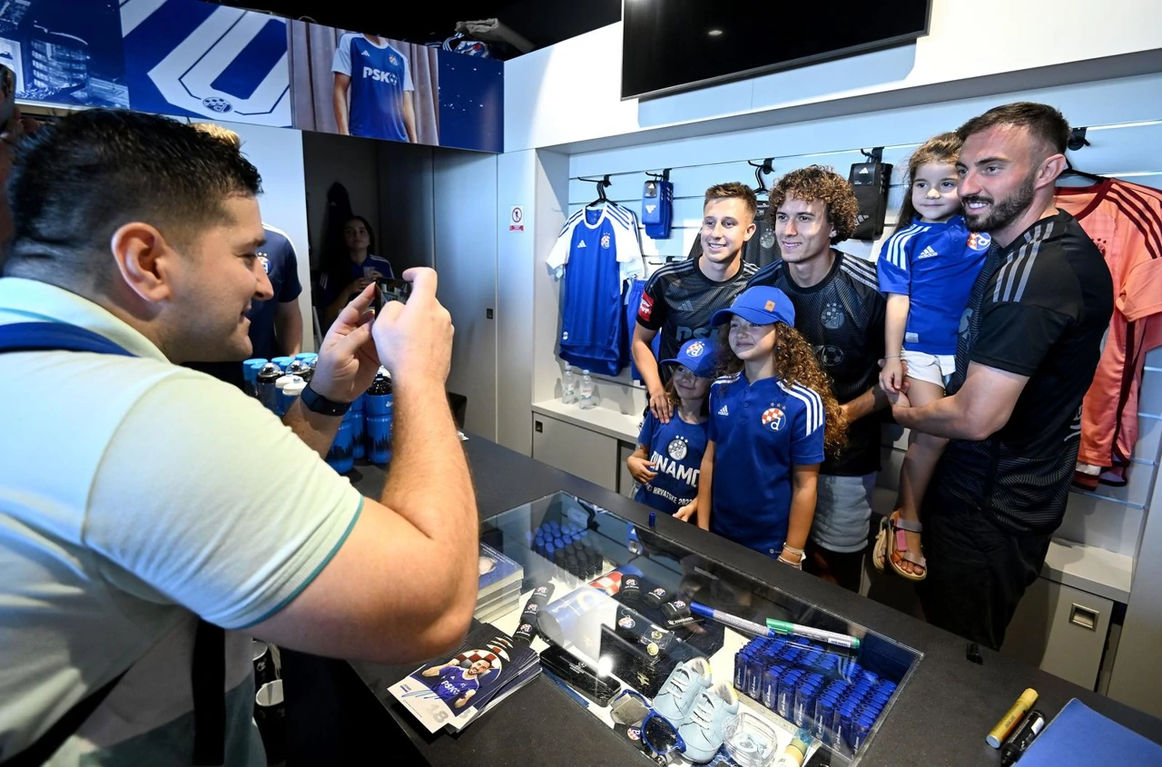 Uz druženje s navijačima Dinamo predstavio novi dres, Foto: Marko Lukunić/PIXSELL