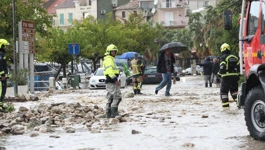 Velika poplava i brojni odroni u Podgori, voda ušla u kuće