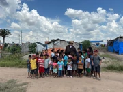 Fra Ivica Vrbić con niños / Fra Ivica Vrbić s djecom, Foto: Comunidad Croata de Santa Cruz / Hrvatska zajednica Santa Cruza//