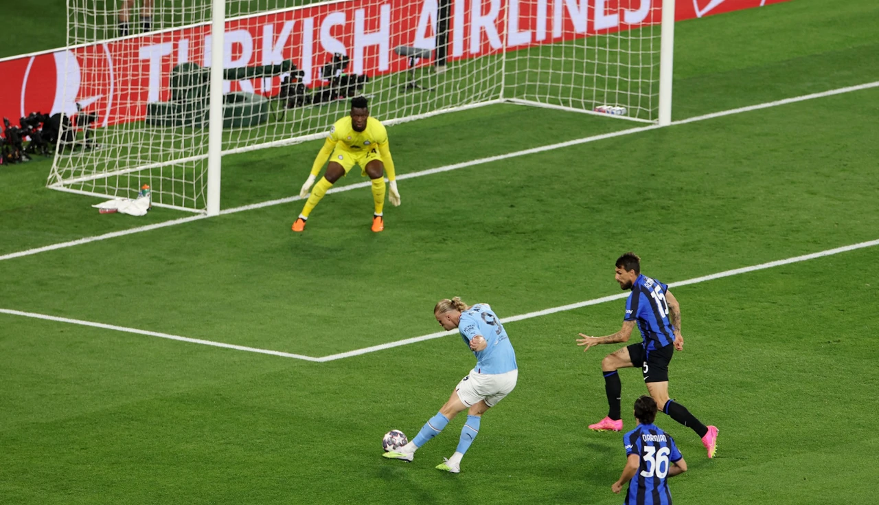 Erling Braut Haaland šutira na gol