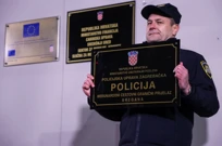 Skinuta ploča s policijske zgrade, Foto: Borut Zivulovic/REUTERS
