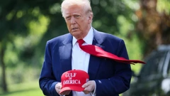 Donald Trump pokazuje novinarima kapu s natpisom "Gulf of America"