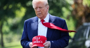 Donald Trump pokazuje novinarima kapu s natpisom "Gulf of America"