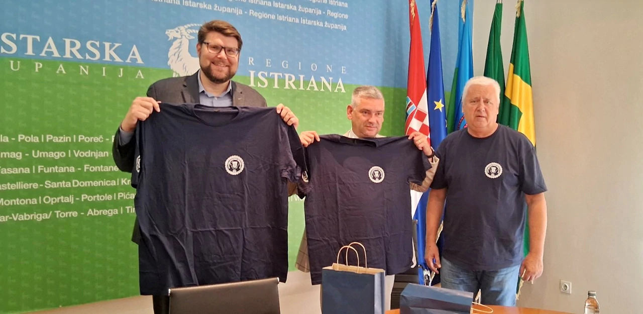 Gradonačelniku Peđi Grbinu i županu Borisu Miletiću Janko Žužić, u ime istarskih branitelja, simbolično je poklonio majice za nadolazeći Mimohod u Puli