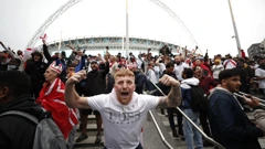 Engleski navijači ispred Wembleyja