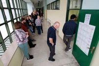 Građani čekaju u redu da bi glasali, Foto: Ivo Ravlic /CROPIX