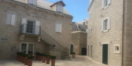 Sutivan, Foto: Glavni ulaz u Ilićev dvor (Foto:Tatjana Rau/Glas Hrvatske)/-