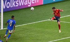 Ferran Torres zabija drugi gol, Foto: Marco Bertorello/REUTERS