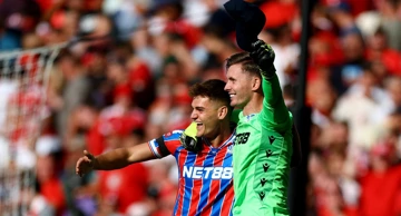 Dean Henderson slavi sa suigračem Justinom Devennyjem