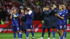 Hrvatski igrači pozdravljaju navijače nakon remija u Varšavi