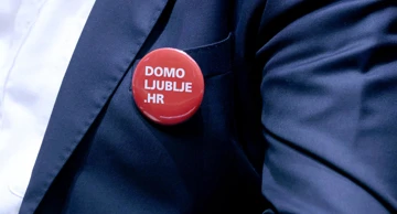 Zastupnici SDP-a u sabornicu su došli s bedževima domoljublje.hr